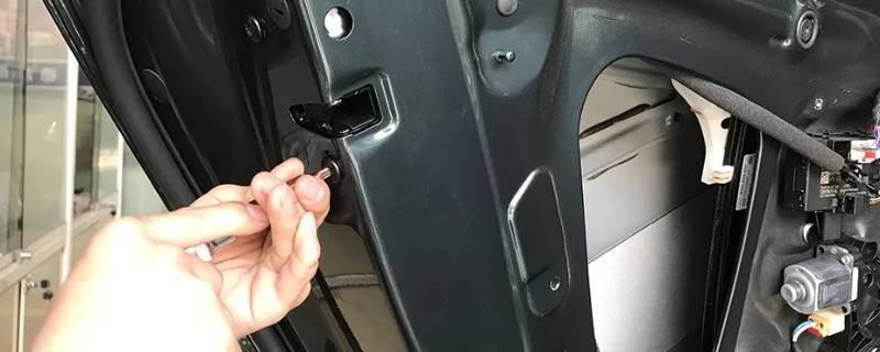 奥迪a4l儿童锁怎么开